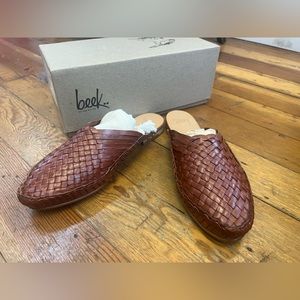 Parrot tan leather slides, size 7